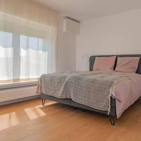 Vakantiewoning Voor 12 Met Garages Terras Tuin *