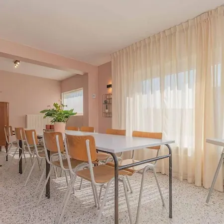 Vakantiewoning Voor 12 Met Garages Terras Tuin Holiday home *