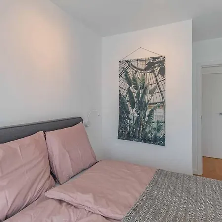 Nyaraló Vakantiewoning Voor 12 Met Garages Terras Tuin